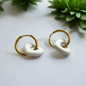 Photo boucle d'oreille Love couleur Blanche