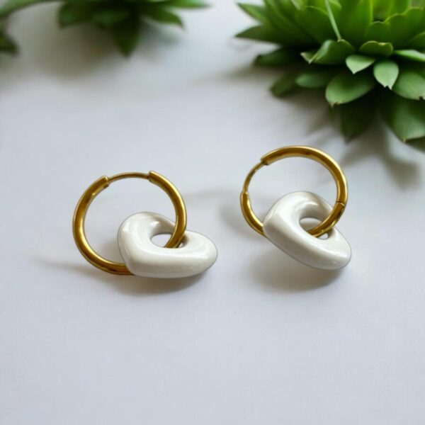 Photo boucle d'oreille Love couleur Blanche