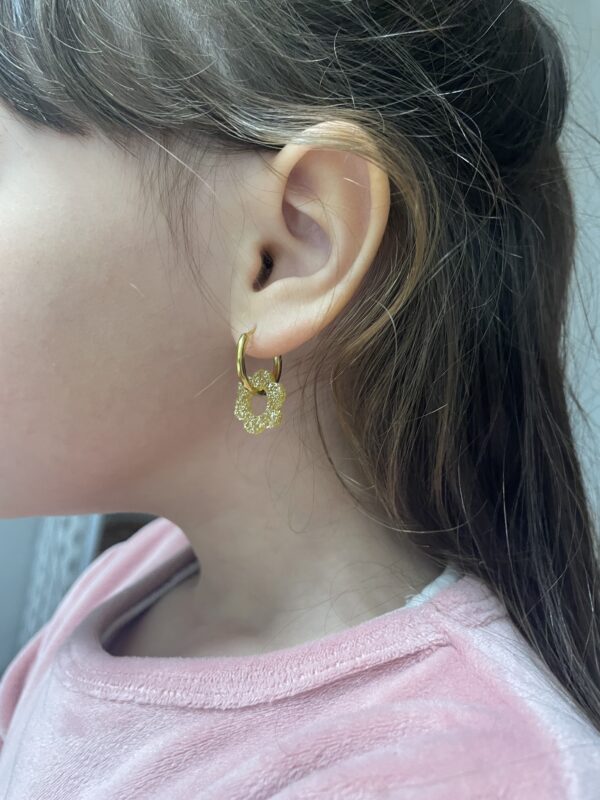 Créoles Flowers enfant doré porté