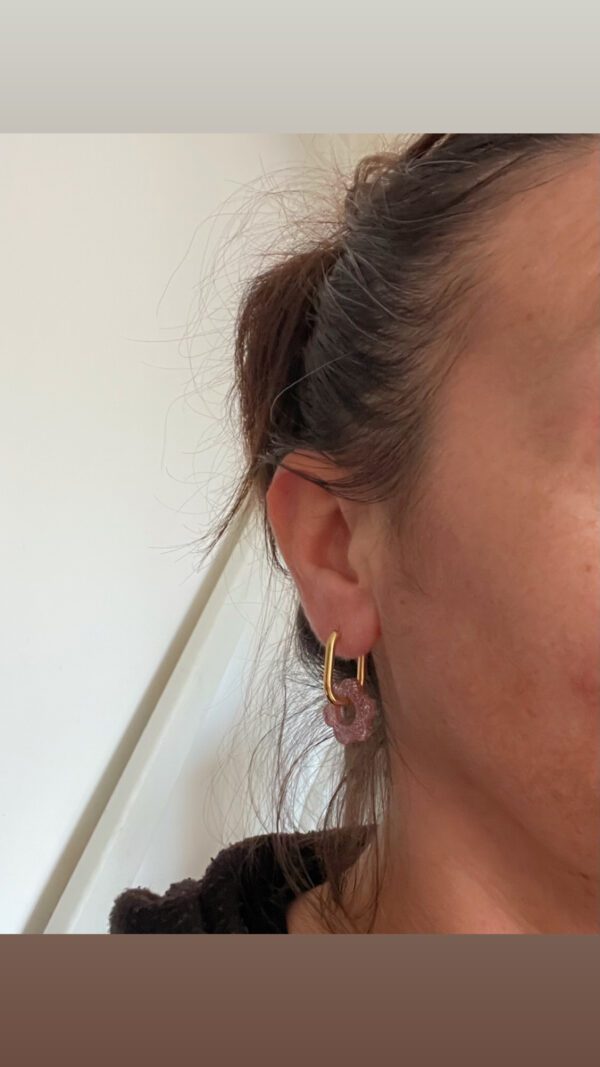 Créoles ovales Flowers Pailleté rose porté