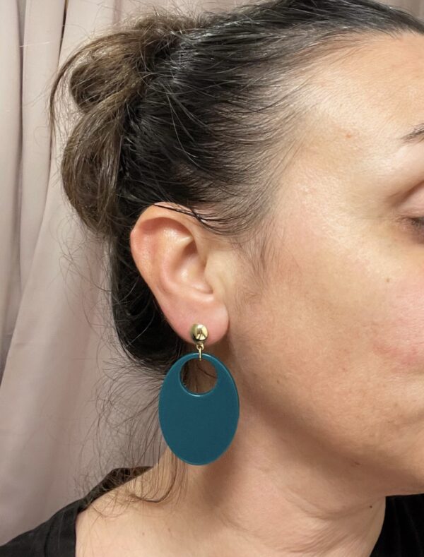 Boucle Charlie verte bouteille portée