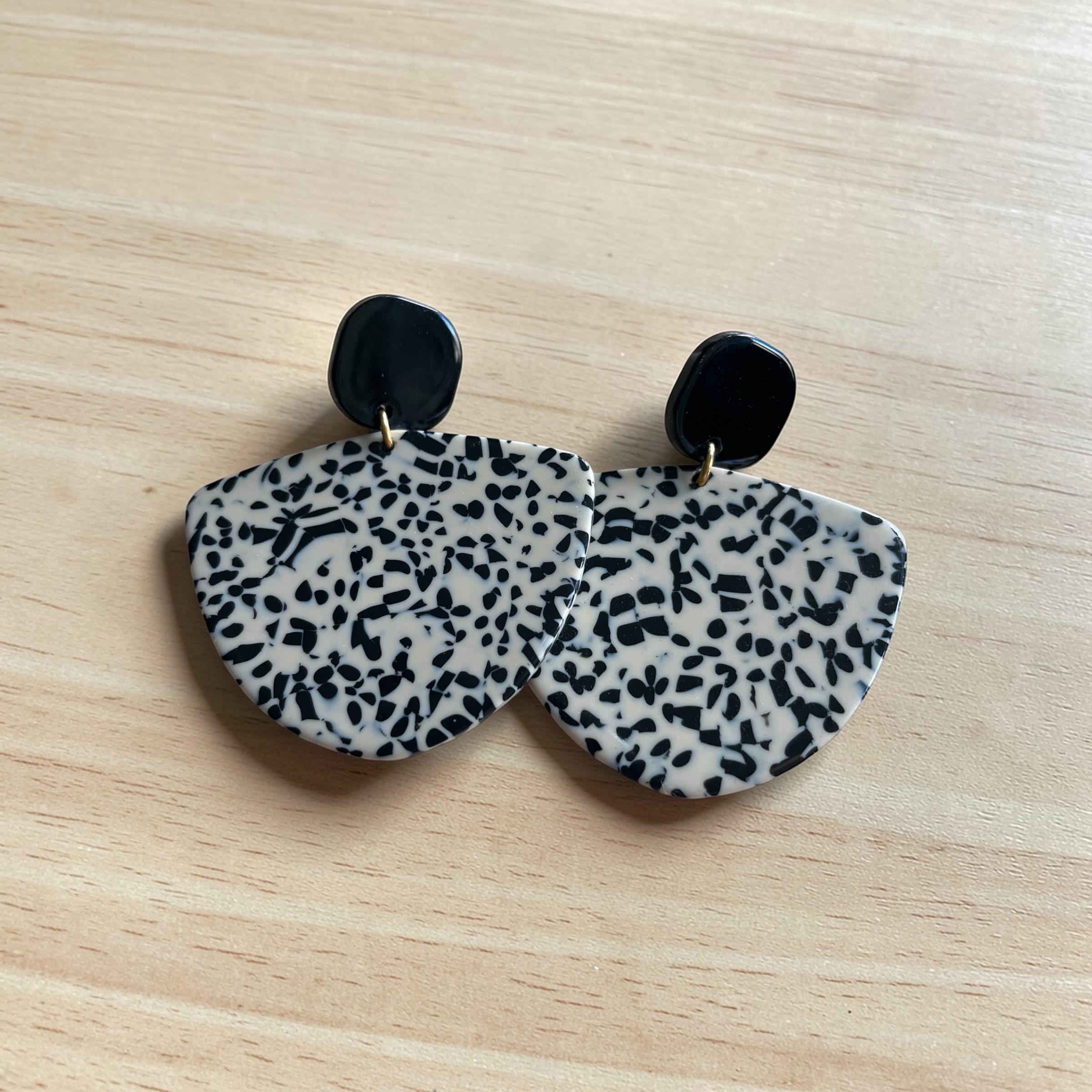 Boucle Emy tacheté noir/ carré noir