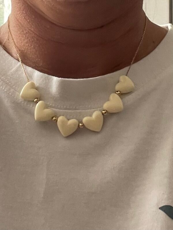 Collier Roméo écru porté