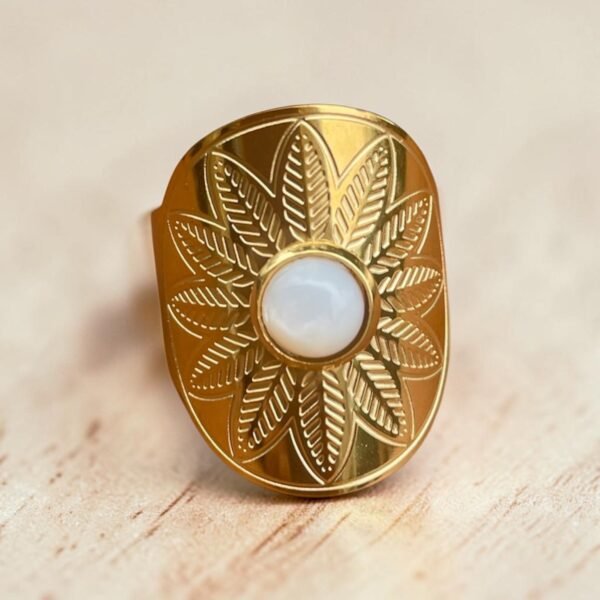 Bague suzy cabochon blanc nacré