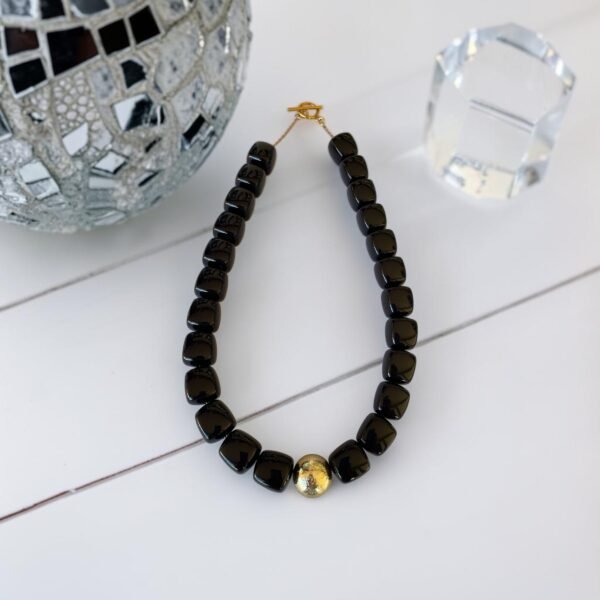 Collier Léo noir modèle Collier Léo noir modèle